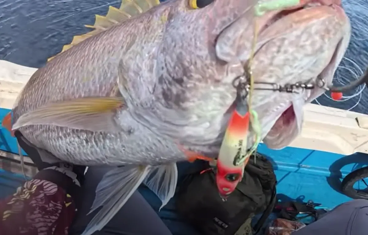memancing laut dalam, joran anti patah, teknik jigging, ikan giant trevally, variasi umpan, hasil tangkapan, tantangan memancing