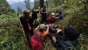 Gunung Salak, warga hilang, korban tersesat, evakuasi jenazah, lereng curam, Sungai Citiis, Tim SAR Bogor, warga Tamansari, pencarian korban hilang, jenazah di jurang