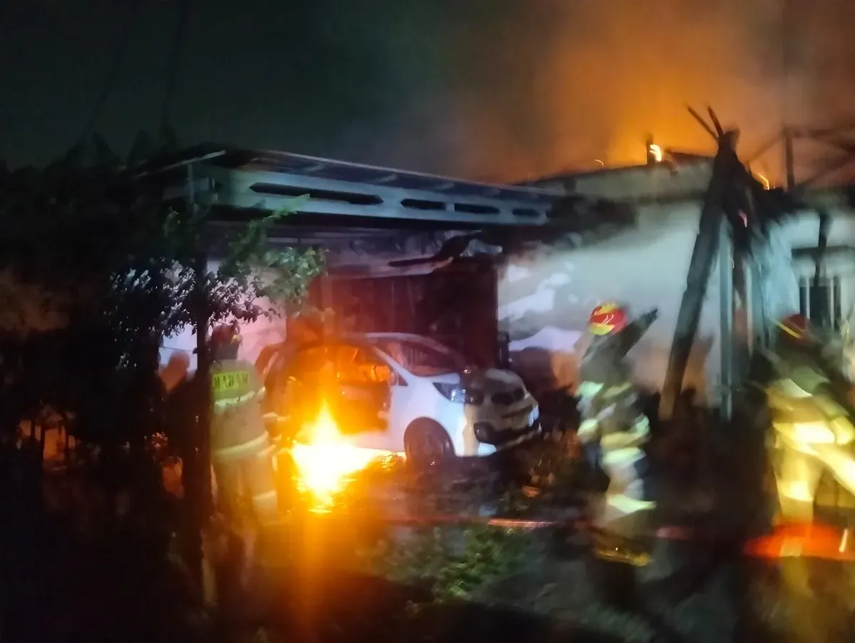 rumah terbakar, mahasiswi selamat, kebakaran depok, suara aneh, mobil ikut terbakar, kontrakan aman, tim damkar, aksi penyelamatan, api dini hari, lokasi sempit