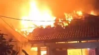 kebakaran-rumah kebakaran Depok, rumah terbakar, Jalan Mawar, Damkar Depok, api tengah malam, personel pemadam, musibah kebakaran, warga panik, Kota Depok, penyebab kebakaran