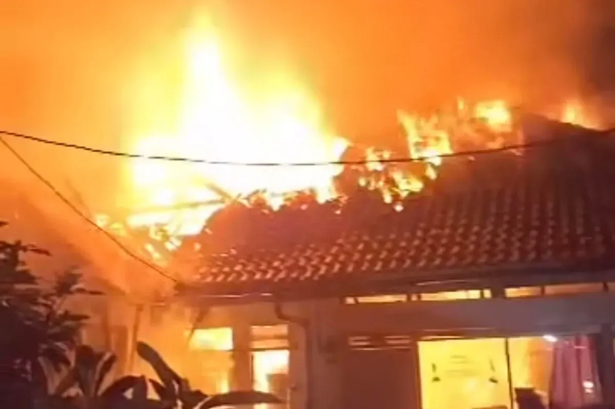 rumah kebakaran, mahasiswi selamat, kebakaran depok, suara aneh, mobil ikut terbakar, kontrakan aman, tim damkar, aksi penyelamatan, api dini hari, lokasi sempit