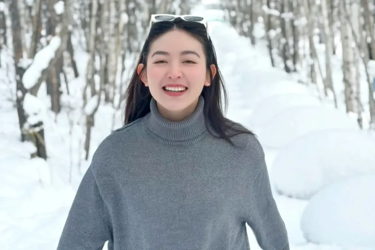 Natasha Wilona klarifikasi, kabar pensiun hiburan, promo sinetron baru, atur waktu padat, karier dan bisnis, bintang utama sinetron, investasi jangka panjang, fokus keluarga masa depan, peran Amira sinetron, selebriti Gen Z.