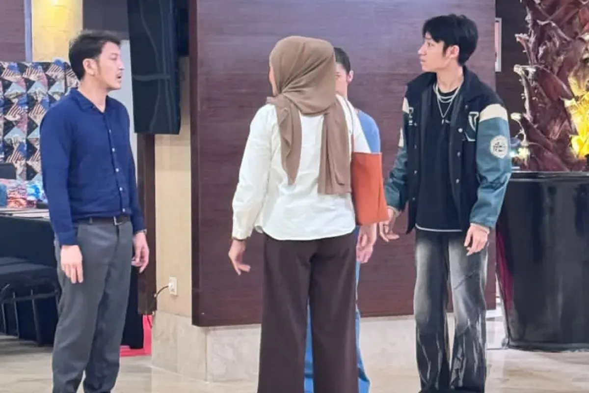 Dimas Anggara, Kiesha Alvaro, Pasha Ungu, lokasi syuting, dugaan kekerasan, tamparan aktor, tendangan syuting, viral artis, Okie Agustina, klarifikasi seleb