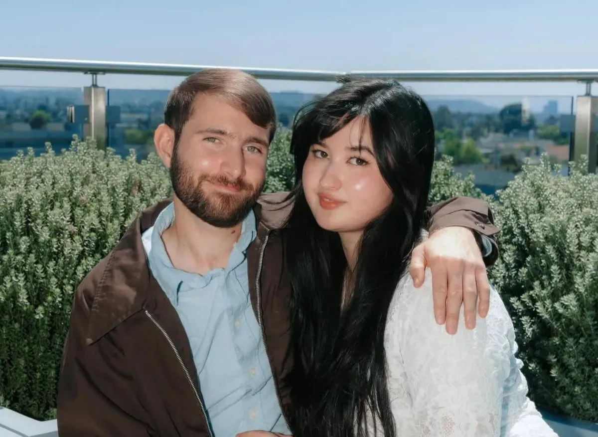 Stephanie Poetri menikah, putri Titi DJ, Asher Novkov Bloom, viral di TikTok, pernikahan diam-diam, kabar seleb Gen Z, pernikahan artis muda, penyanyi Indonesia viral, pasangan selebriti baru