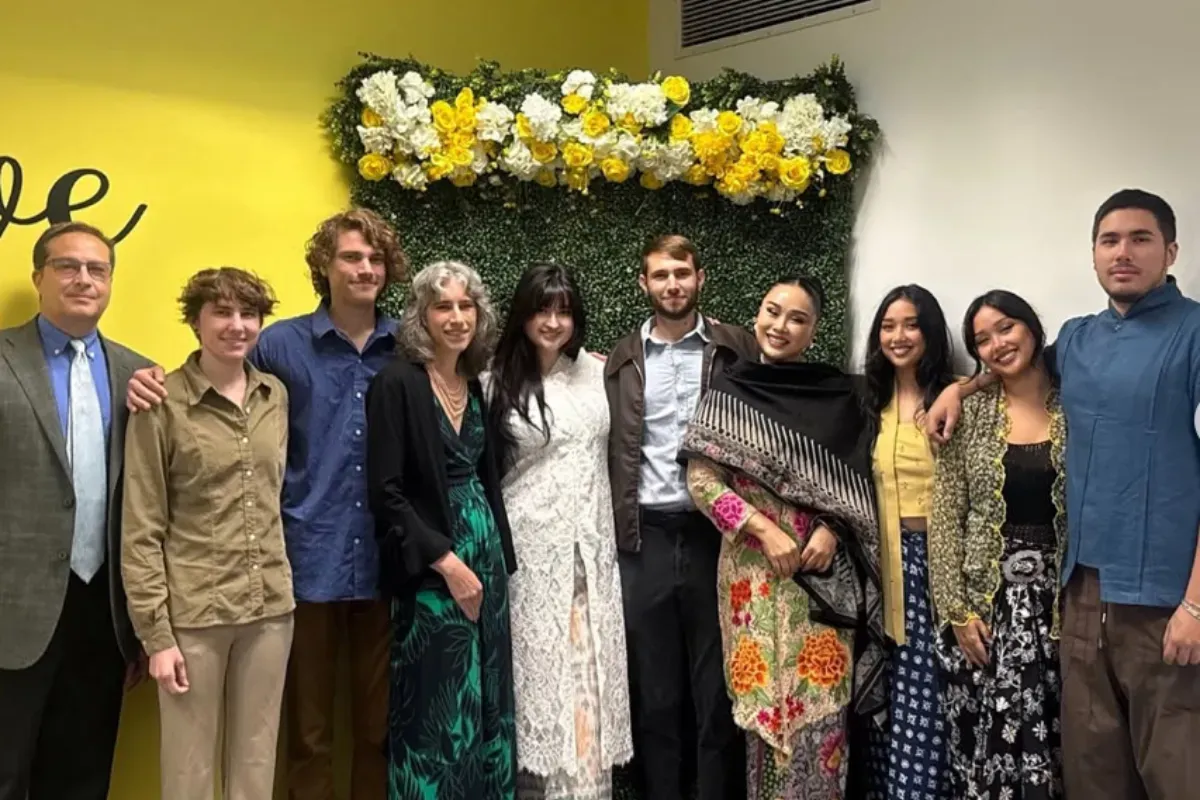 Stephanie Poetri, Asher Novkov Bloom, pernikahan sederhana, phobia perhiasan, tanpa cincin nikah, kebaya cowboy boots, resepsi Indonesia, anak Titi DJ