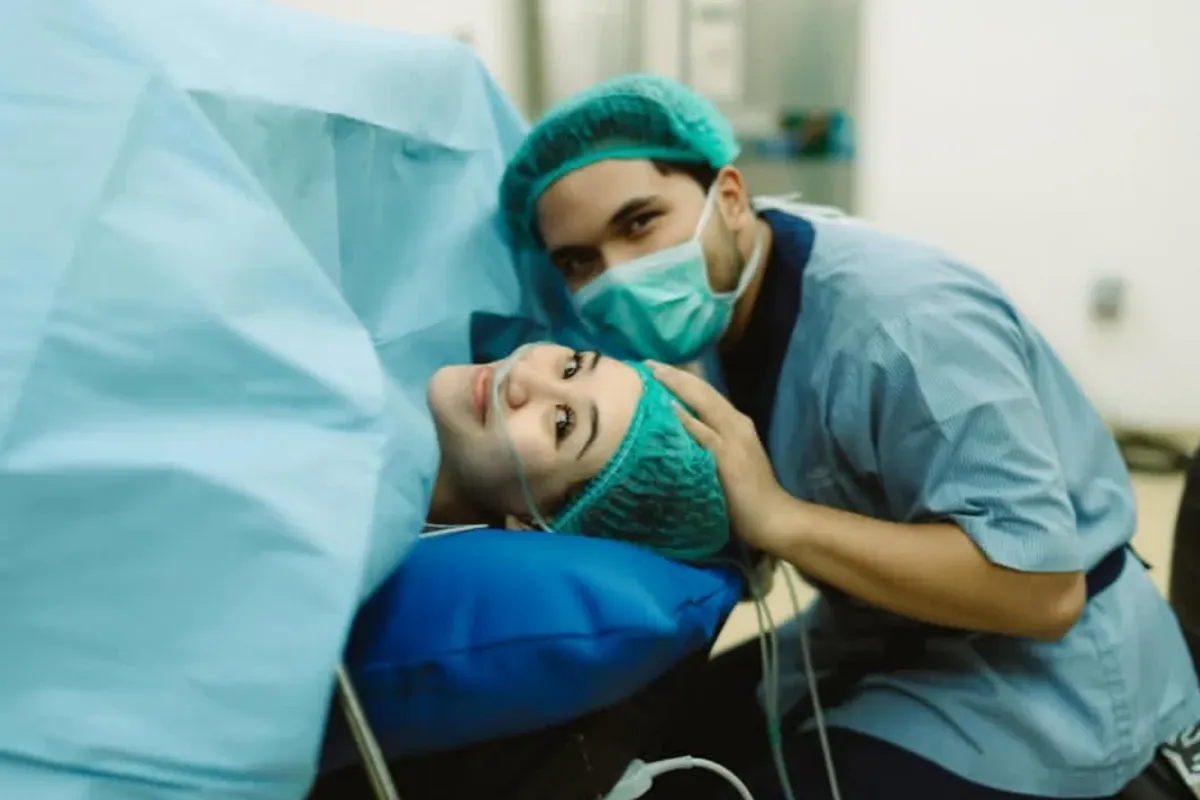 Thariq Halilintar ayah, Aaliyah Massaid lahiran, baby Arash lahir, pasangan muda bahagia, nama bayi viral, momen haru persalinan, keluarga Halilintar bertambah, kabar selebriti terkini, Thariq Aaliyah anak, kelahiran baby Arash