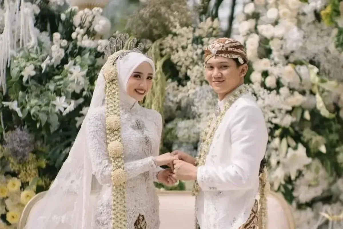 ansellma putri nikah, dinis alvaro cafe, selebgram bandung viral, tiktok pernikahan viral, pasangan muda sukses, couple goals indonesia, owner nomora cafe, bisnis kuliner kekinian, tiktok ansellma dinis, pasangan idaman gen z