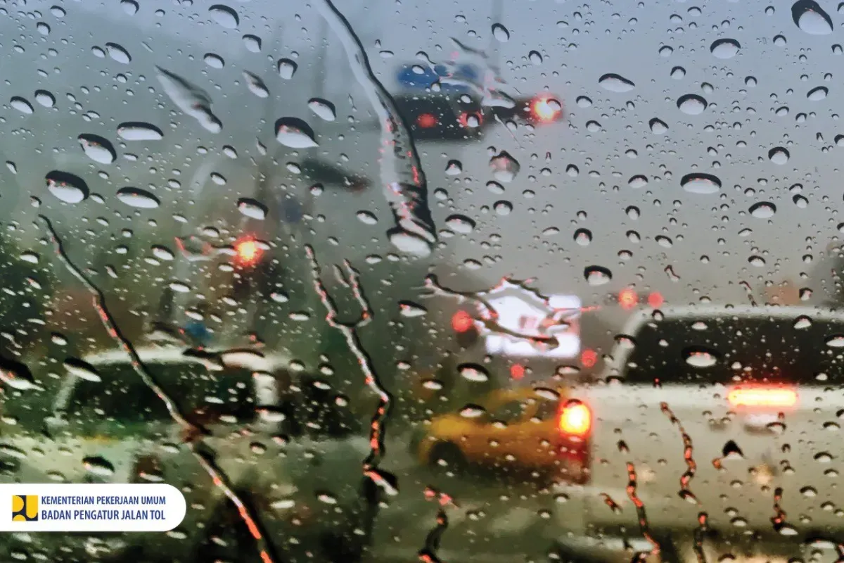 tips berkendara hujan, safety riding hujan, cek kendaraan hujan, lampu hazard bahaya, jarak pandang hujan, rem mendadak bahaya, wiper dan ban