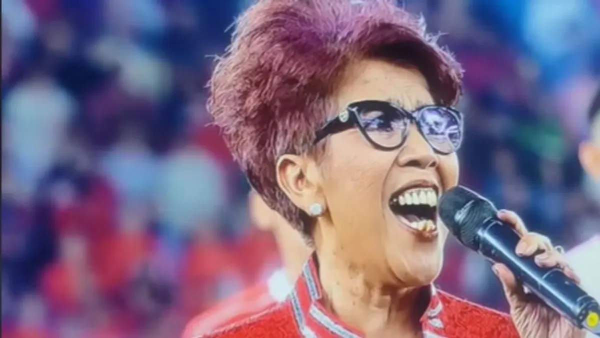 Rita Butar-Butar salah lirik, lagu Indonesia Raya, pembukaan Piala Presiden, konser SUGBK, penyanyi senior Indonesia, diva Batak viral, netizen heboh lirik, Piala Presiden 2025, salah ucap lagu kebangsaan, opening ceremony kontroversi.
