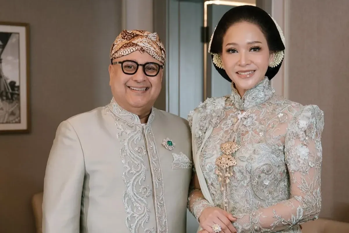 Maia Estianty, kabar hamil, usia 49, Irwan Mussry, test pack hoax, netizen heboh, klarifikasi Maia, hamil rejeki, masa tua, travelling bareng