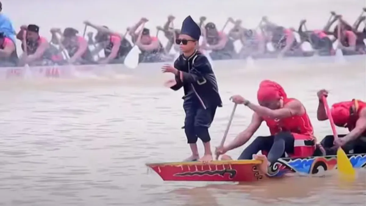aksi_togak_luan_di_pacu_jalur_655cc380f3 Dika viral TikTok, aura farming, pacu jalur Riau, budaya lokal viral, anak Indonesia mendunia, joget di perahu, tradisi dan teknologi, The Reaper Dika, Rayyan Arkan Dikha, tren TikTok budaya