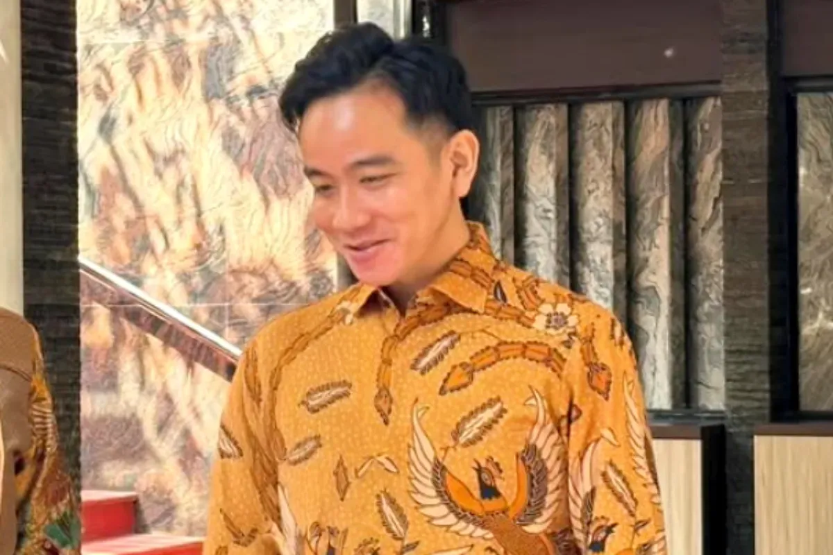 Gibran pakai lagu, lagu Perunggu, 33x Perunggu, Gibran dikritik, kredit lagu salah, komentar netizen pedas, janji 19 juta, Wapres dan musik, satire warganet, Gibran Rakabuming Raka