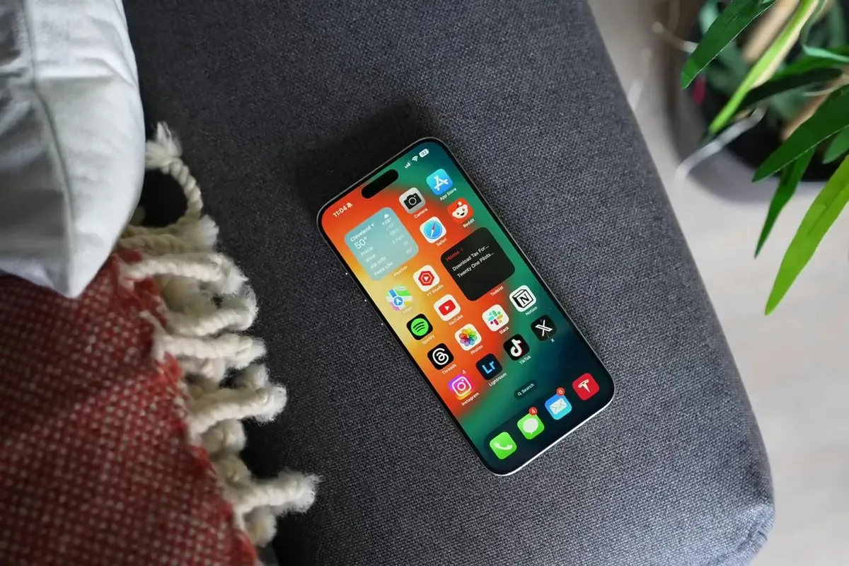 iPhone 15, harga iPhone 2025, chip A16 Bionic, kamera 48 MP, layar Super Retina, iOS 18 update, worth it iPhone, baterai 3349 mAh, desain Apple terbaru