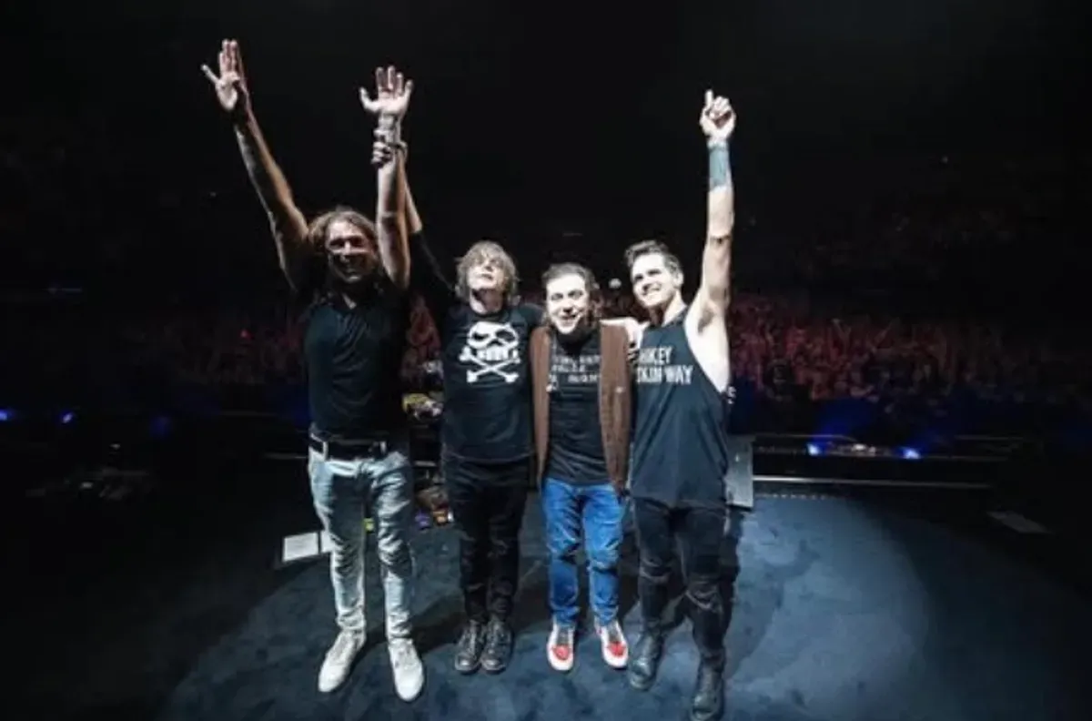 jepretanlayar2025-07-07pukul10.19.23 MCR konser Jakarta, tur dunia MCR, comeback MCR 2026, Gerard Way ke Indonesia, konser MCR terbaru, konser nostalgia emo, band legendaris 2000-an, The Black Parade live, tur Asia My Chemical Romance, konser penutup di Jakarta
