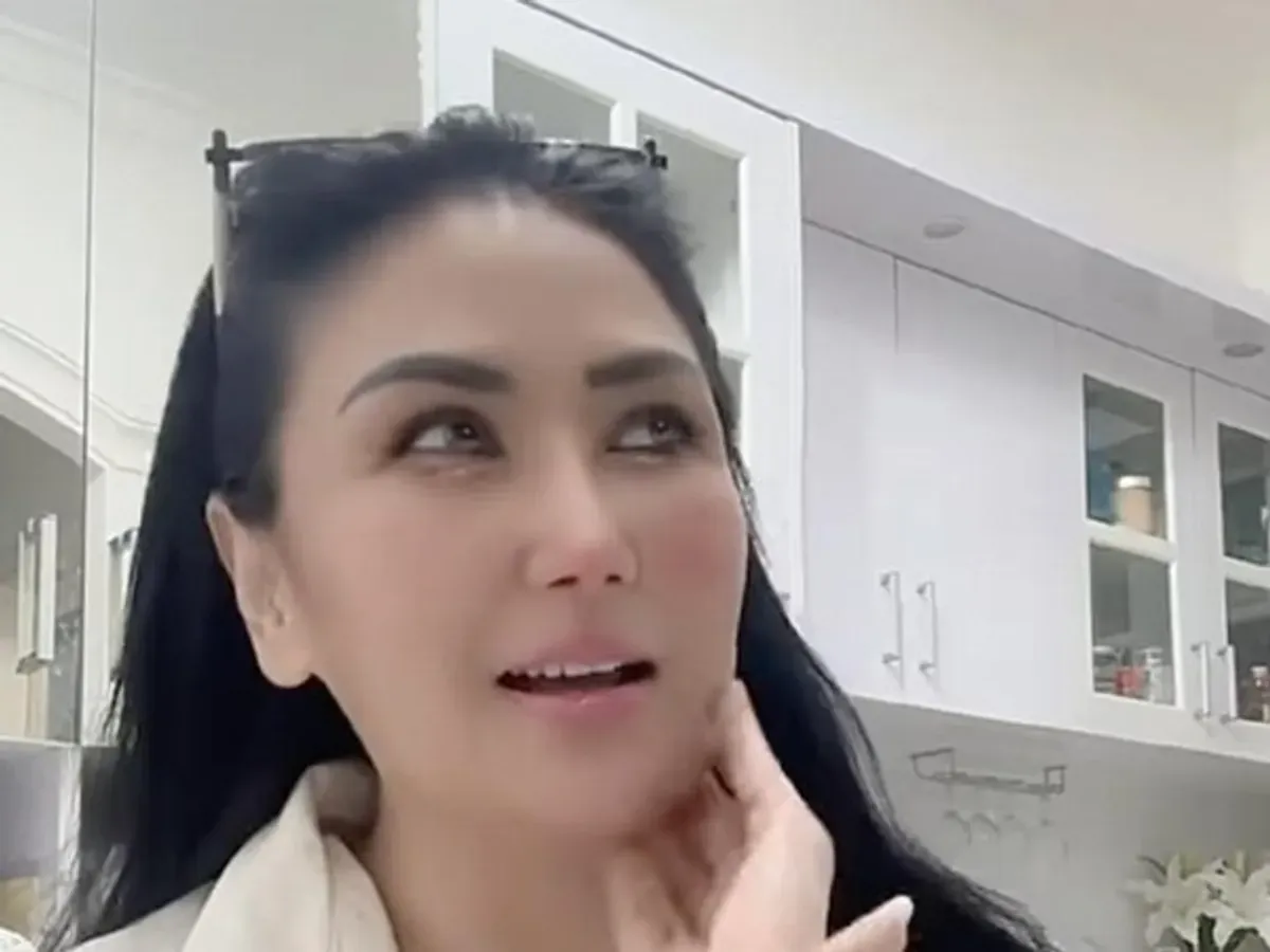 Lita Gading, psikolog viral, Ahmad Dhani, dilaporin ke KPAI, pendidikan S3, artis sinetron, hipnoterapi grafologi, suami misterius, anak dokter arsitek, konten kontroversial