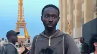 Bang Mukhtar Eiffel, pedagang Menara Eiffel, viral TikTok Paris, turis Indonesia Paris, souvenir Eiffel murah, vibes Bekasi Paris, bahasa Indonesia fasih, konten viral TikTok, pedagang legendaris Paris, liburan ke Eiffel