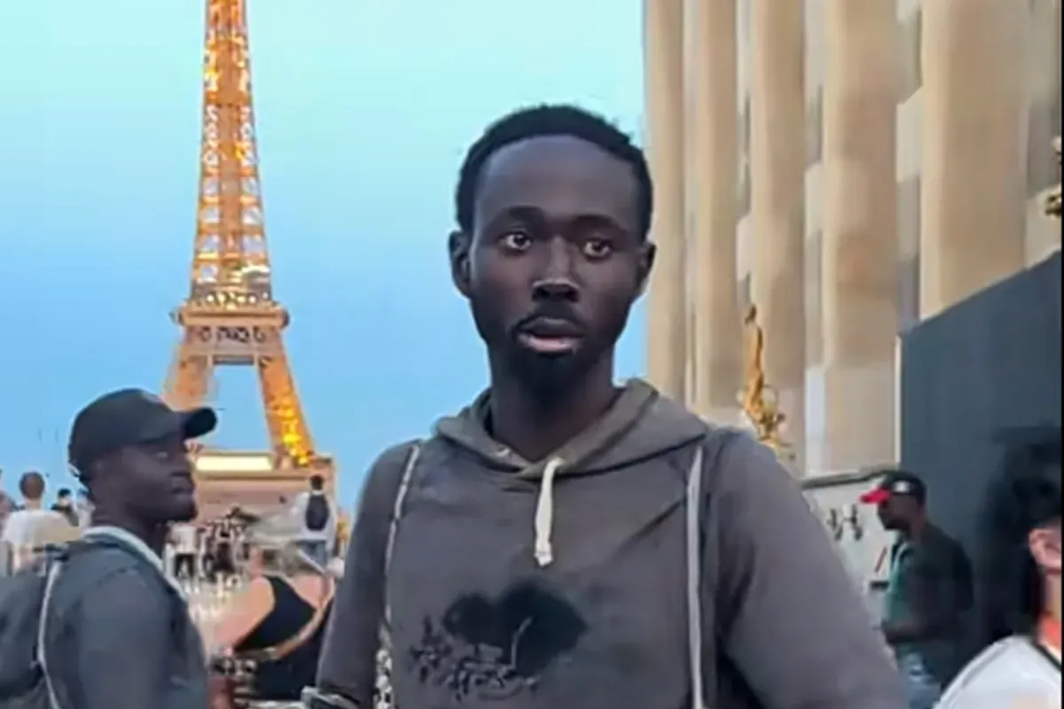 Bang Mukhtar Eiffel, pedagang Menara Eiffel, viral TikTok Paris, turis Indonesia Paris, souvenir Eiffel murah, vibes Bekasi Paris, bahasa Indonesia fasih, konten viral TikTok, pedagang legendaris Paris, liburan ke Eiffel