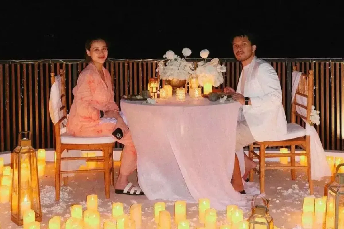 anniversary romantis, dinner Bali, hadiah misterius, pasangan seleb, pernikahan Thariq Aaliyah, kotak biru