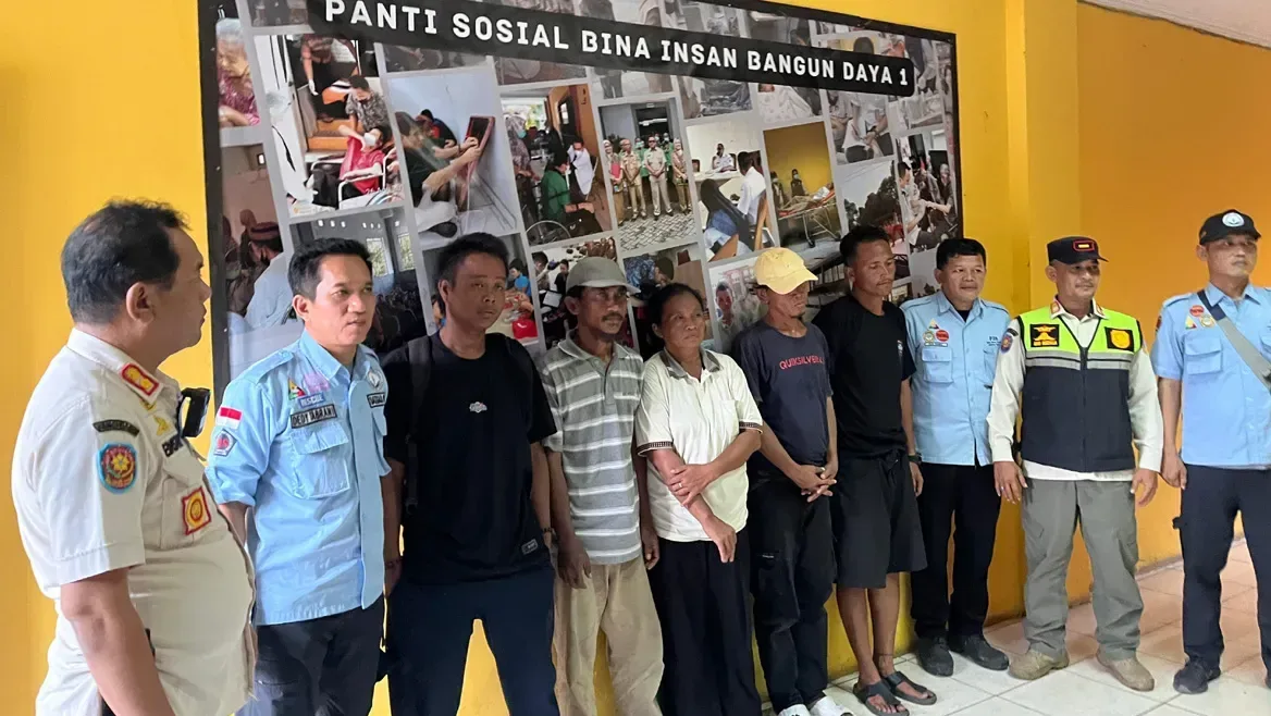 pak ogah Jakarta Barat, razia pengamen liar, razia pak ogah, penertiban jalanan liar, Satpol PP jaring PPKS, PPKS dibina, hidup di kolong jembatan, panti sosial Kedoya, Cengkareng pak ogah, razia pemaksaan uang jalan