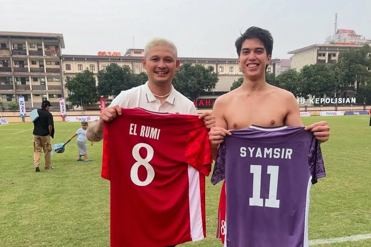 Syamsir Alam, El Rumi, tukeran jersey, adu mulut viral, Collosus FC, Celebrity FC, tackle keras, Ammar Attamimi, tensi panas, klarifikasi Instagram, pertandingan heboh, damai di akhir