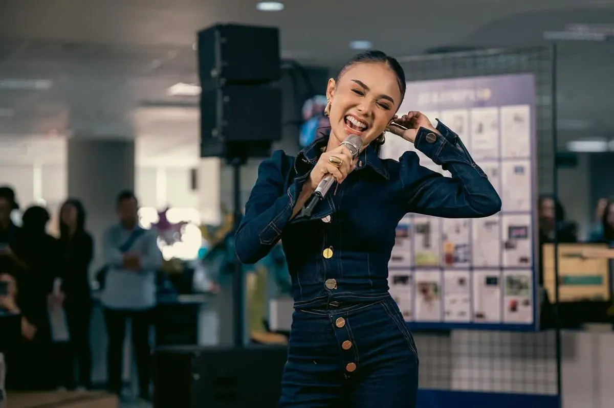 Yuni Shara, awet muda, umur 53 tahun, uban alami, cat rambut, malas ke salon, self love, hidup sehat, penuaan normal, olahraga rutin, jaga kesehatan, tante kece, gaya hidup seimbang