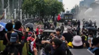 demo mahasiswa, revolusi rakyat, tunjangan DPR, gas air mata, media asing, krisis kepercayaan, politik Indonesia