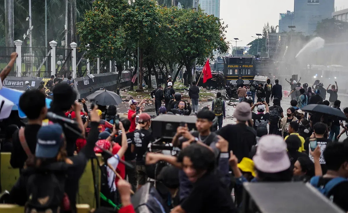 demo mahasiswa, revolusi rakyat, tunjangan DPR, gas air mata, media asing, krisis kepercayaan, politik Indonesia
