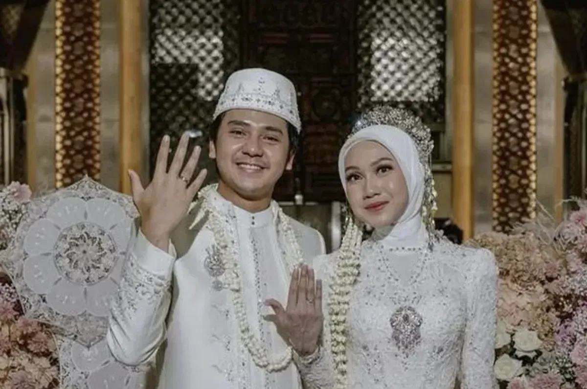Arbani Yasiz, Raissa Ramadhani, nikah 2025, busana putih, Masjid Istiqlal, resepsi mewah, lamaran Mei, Hari Patah Hati, fans drama, parasocial relationship, seleb Indonesia, pernikahan selebriti, media sosial viral