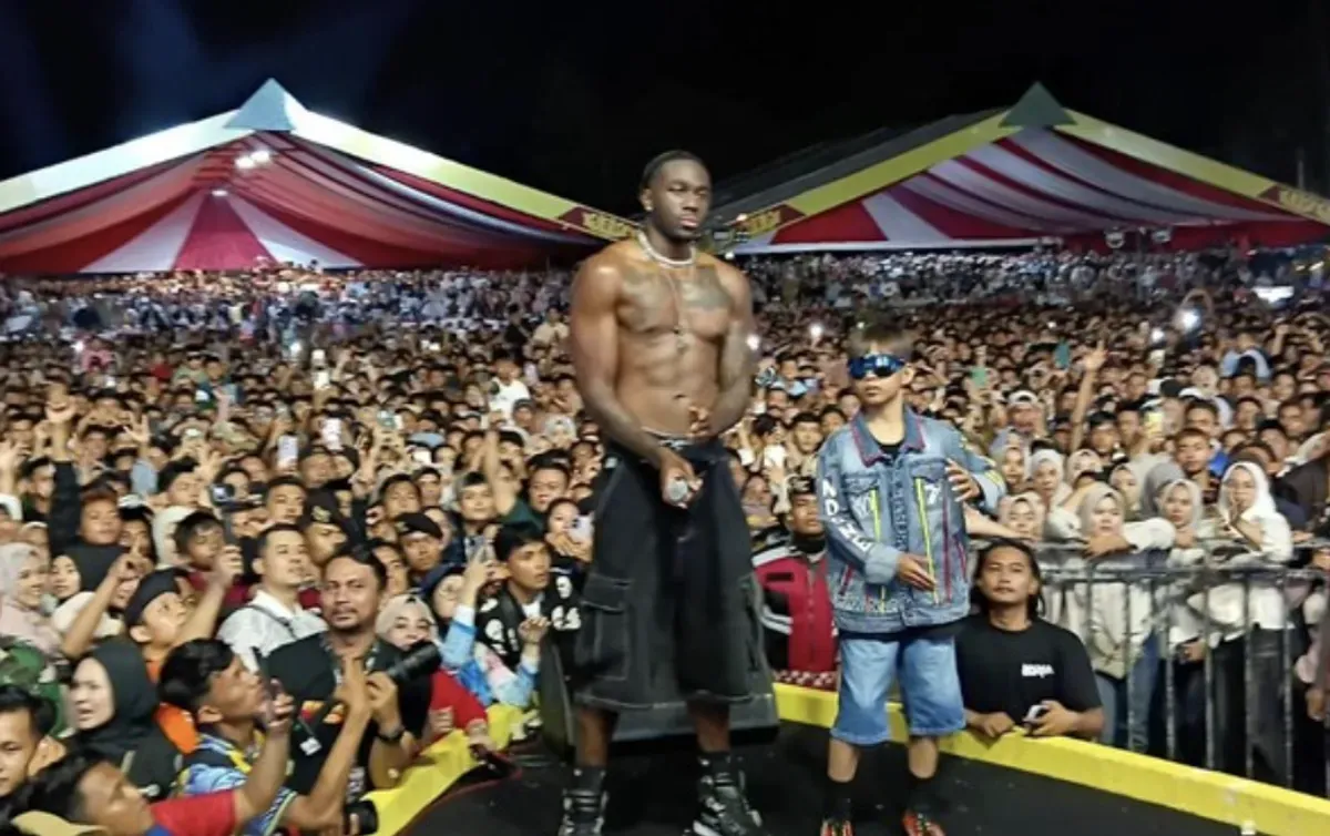 Pacu Jalur, Teluk Kuantan, Melly Mike, budaya Melayu, festival Riau, Rayyan Dhika, kolaborasi budaya, hip-hop Melayu, warisan tradisi