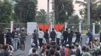 bentrokan demo, Senayan ricuh, revolusi rakyat, pos polisi dirusak, gas air mata, motor dibakar, aksi pelajar