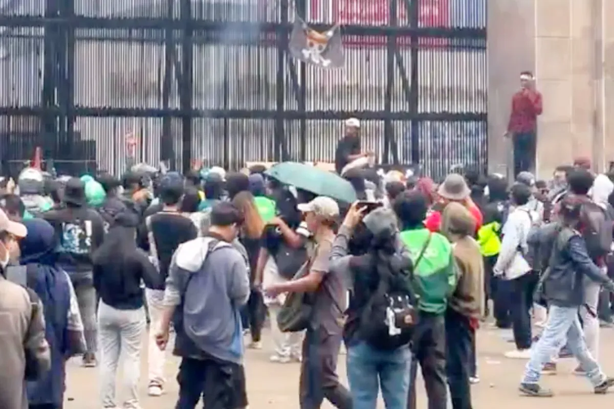 demo buruh, aksi damai, tuntutan pekerja, upah murah, outsourcing kerja, revisi UU, perampasan aset