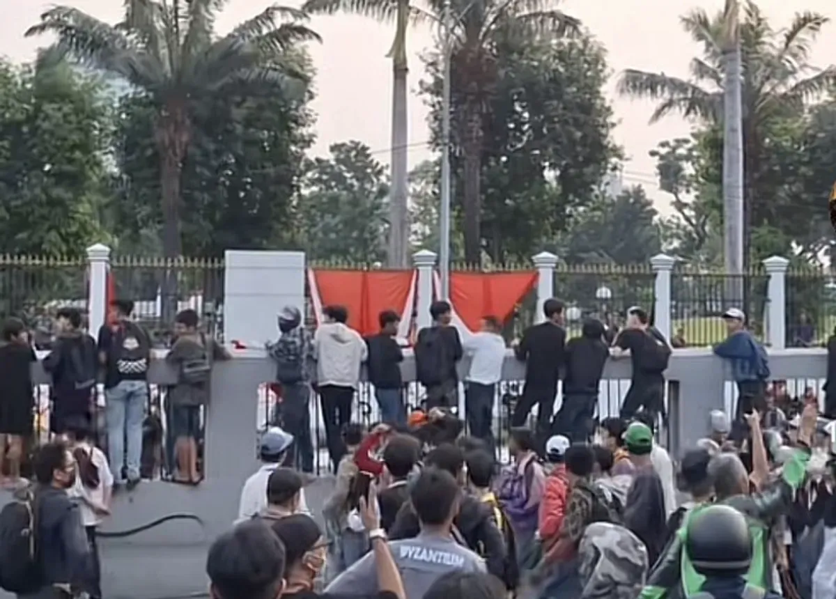 bentrokan demo, Senayan ricuh, revolusi rakyat, pos polisi dirusak, gas air mata, motor dibakar, aksi pelajar