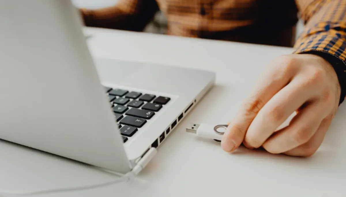 Nikita vs Reza, flashdisk viral sidang, drama pengadilan artis, rekaman hukum bocor, jaksa vs Nikita, bukti pemerasan Rp4 miliar