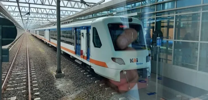 kereta bandara, diskon tiket, promo HUT RI, rute jarak menengah, pusat kota, bandara Soetta, tiket murah