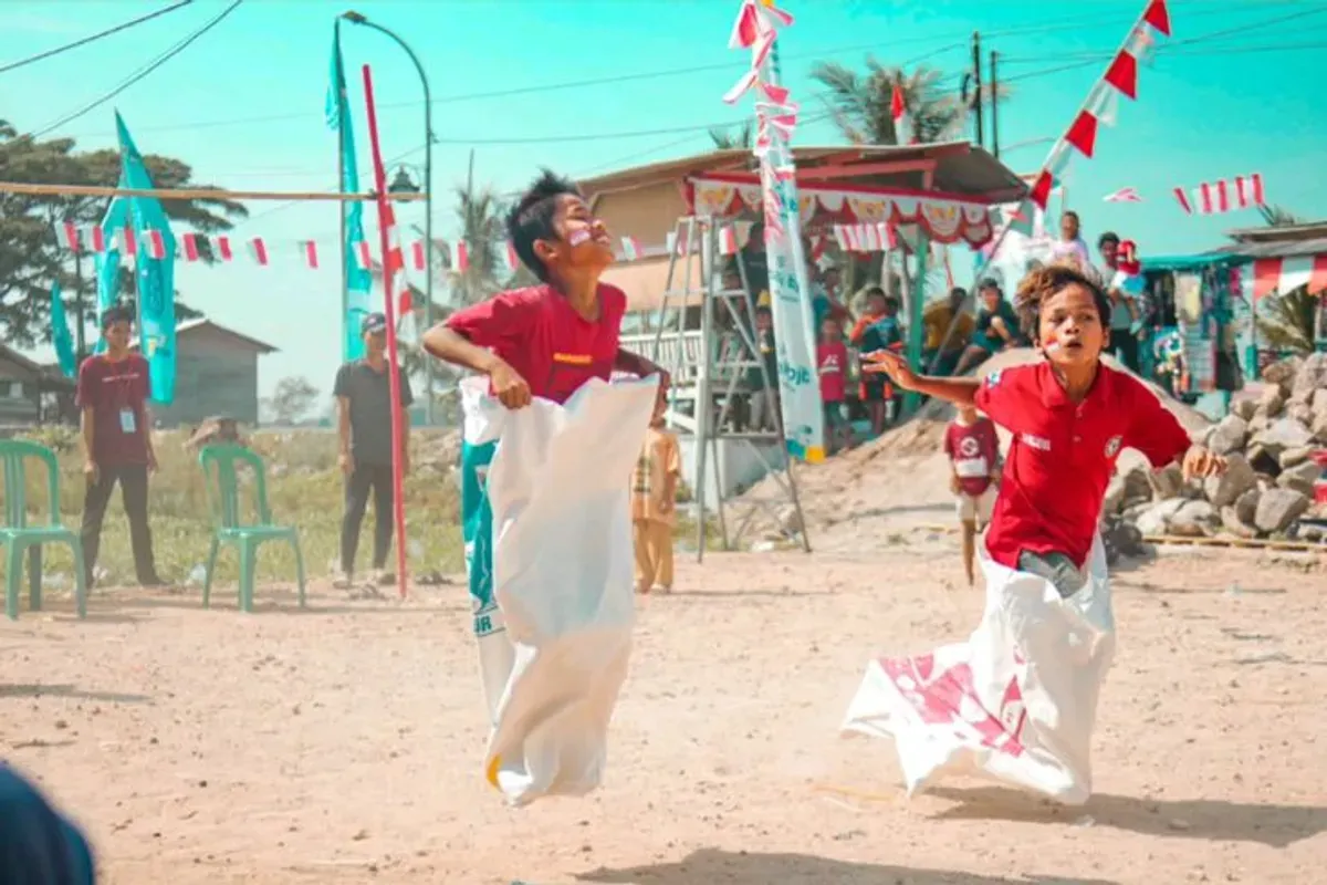 lomba 17 Agustus, lomba lucu agustusan, balap karung helm, make-up mata tertutup, estafet sarung lucu, lomba kemerdekaan seru, ide lomba unik, lomba kocak warga, perayaan HUT RI, lomba ibu-ibu kreatif, lomba tim estafet