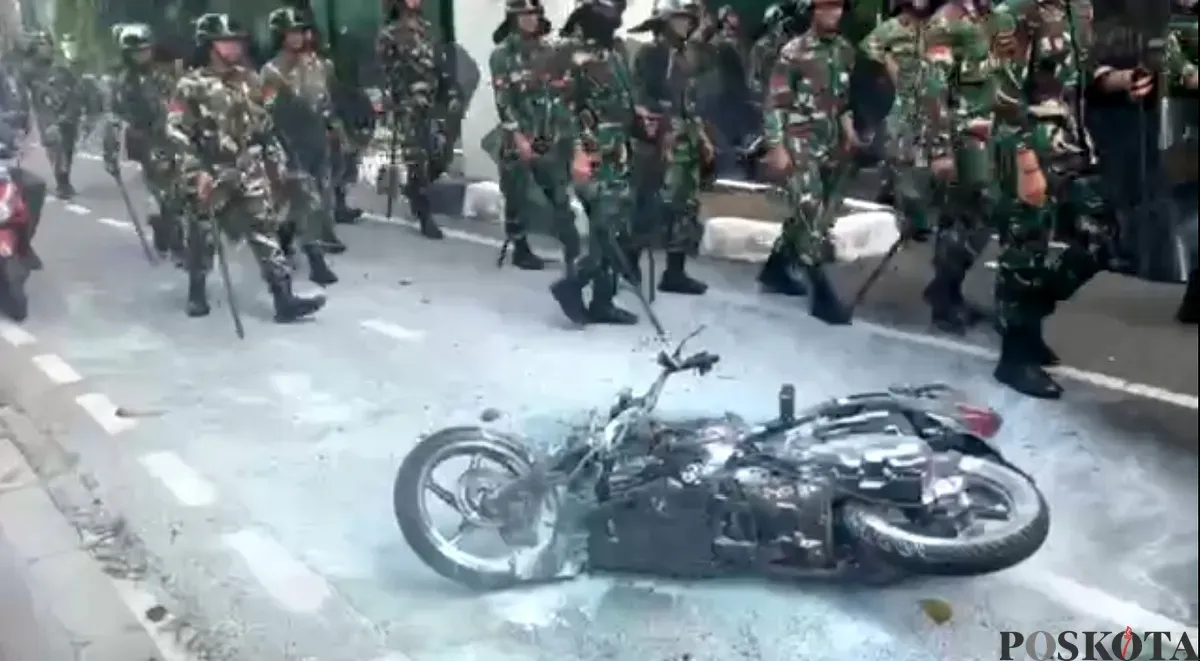 demo DPR, revolusi rakyat, motor dibakar, gas air mata, pagar DPR rusak, aksi pelajar, Senayan ricuh