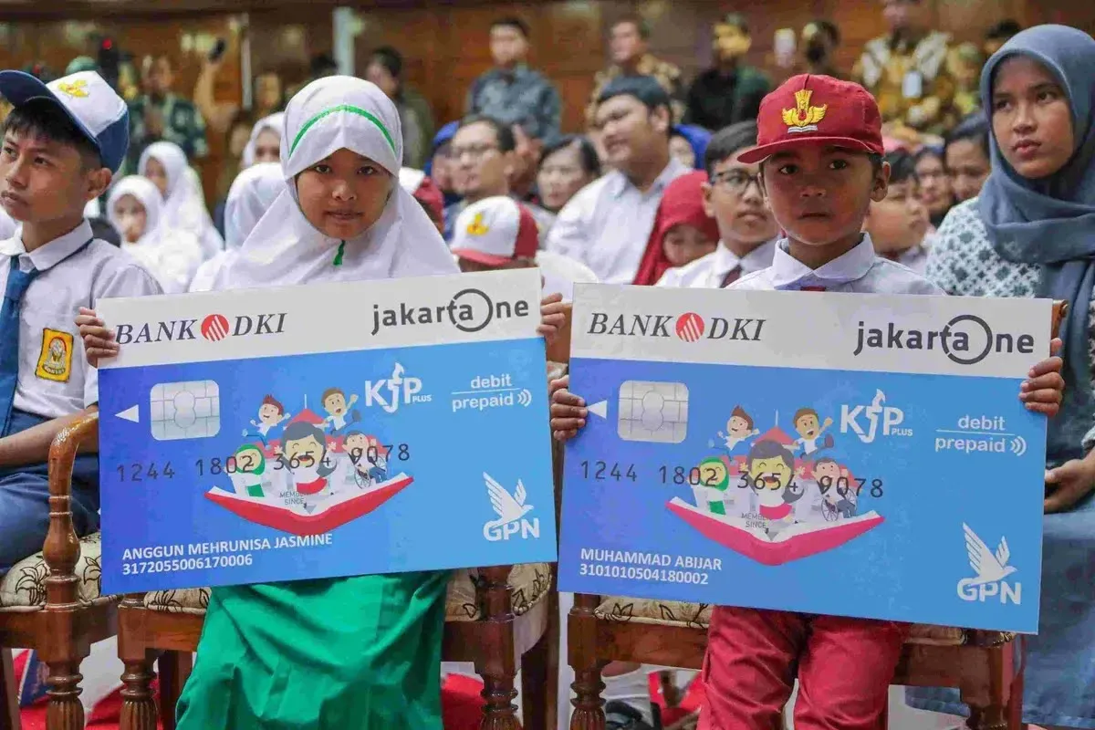 siswa-menerima-kjp-plus-tahap-i-2025 kjp plus, bansos pendidikan, tahap 2, pencairan kjp, jadwal kjp 2025, penerima kjp, bantuan sekolah, dana apbd dki, cek kjp