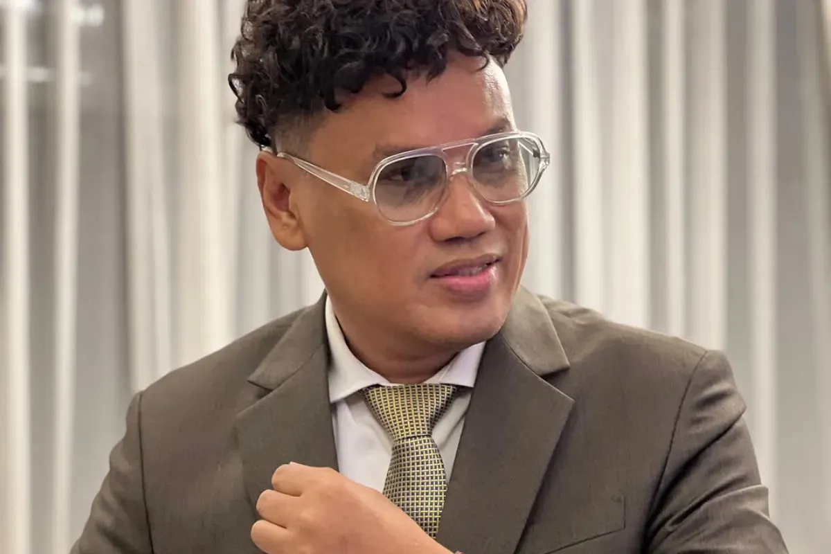 Uya Kuya, joget DPR, gaji DPR, klarifikasi video, netizen ngamuk, demo DPR, etika pejabat, video lama