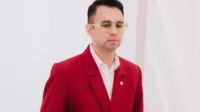 Nama Raffi Ahmad dipakai nipu lagi. Yep, artis sekaligus pengusaha hits ini jadi korban teknologi deepfake. Video palsu pakai muka Raffi beredar luas di sosmed, salah satunya diunggah akun X @dinossorry. Modusnya pinter tapi ngeselin. Dalam video, sosok “Raffi” nyapa ramah lewat video call, nanya nama dan asal si penerima. Terus langsung ngumumin hadiah undian Rp100 juta! Biar makin meyakinkan, si penipu nambahin nasihat religius: harus banyak bersyukur dan rajin sedekah. Akhirnya korban diarahkan ke WhatsApp—ya jelas dong, pintu masuk penipuannya di situ. Raffi langsung klarifikasi. Nggak mau namanya dipakai seenaknya, Raffi langsung posting di IG @raffinagita1717: “HATI-HATI PENIPUAN !!!!! HOAX !!!!!” Apa sih deepfake itu? Deepfake = gabungan deep learning + fake. Intinya, konten palsu yang dibikin AI dengan wajah atau suara orang lain biar keliatan super real. Hasilnya bisa bikin orang percaya kalau itu beneran kejadian, padahal palsu total. Cara kerjanya gimana? AI ngumpulin data wajah dan suara dari foto, video, atau konten di medsos. Terus dianalisis buat bikin ekspresi, gerak bibir, dan suara yang nyaru banget sama aslinya. Bisa dipakai buat edit video lama atau bikin video baru dari nol. Kenapa bahaya banget? Deepfake udah sering dipakai buat: Penipuan investasi/bisnis (pakai wajah tokoh terkenal). Pemerasan (bikin video kompromi palsu). Hoaks politik (bikin pejabat ngomong hal kontroversial). Pelecehan & intimidasi (jatuhin reputasi orang). Intinya, deepfake bikin batas antara nyata dan palsu jadi kabur banget. Makanya, kita harus super kritis biar nggak gampang ketipu.