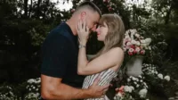Taylor Swift, Travis Kelce, resmi tunangan, harta kekayaan, kontrak NFL, podcast New Heights, rumah mewah, Swifties heboh