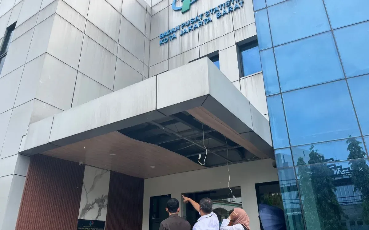 plafon kantor jebol, bps jakarta barat, hujan deras, angin kencang, pohon tumbang, motor karyawan, tiang bendera