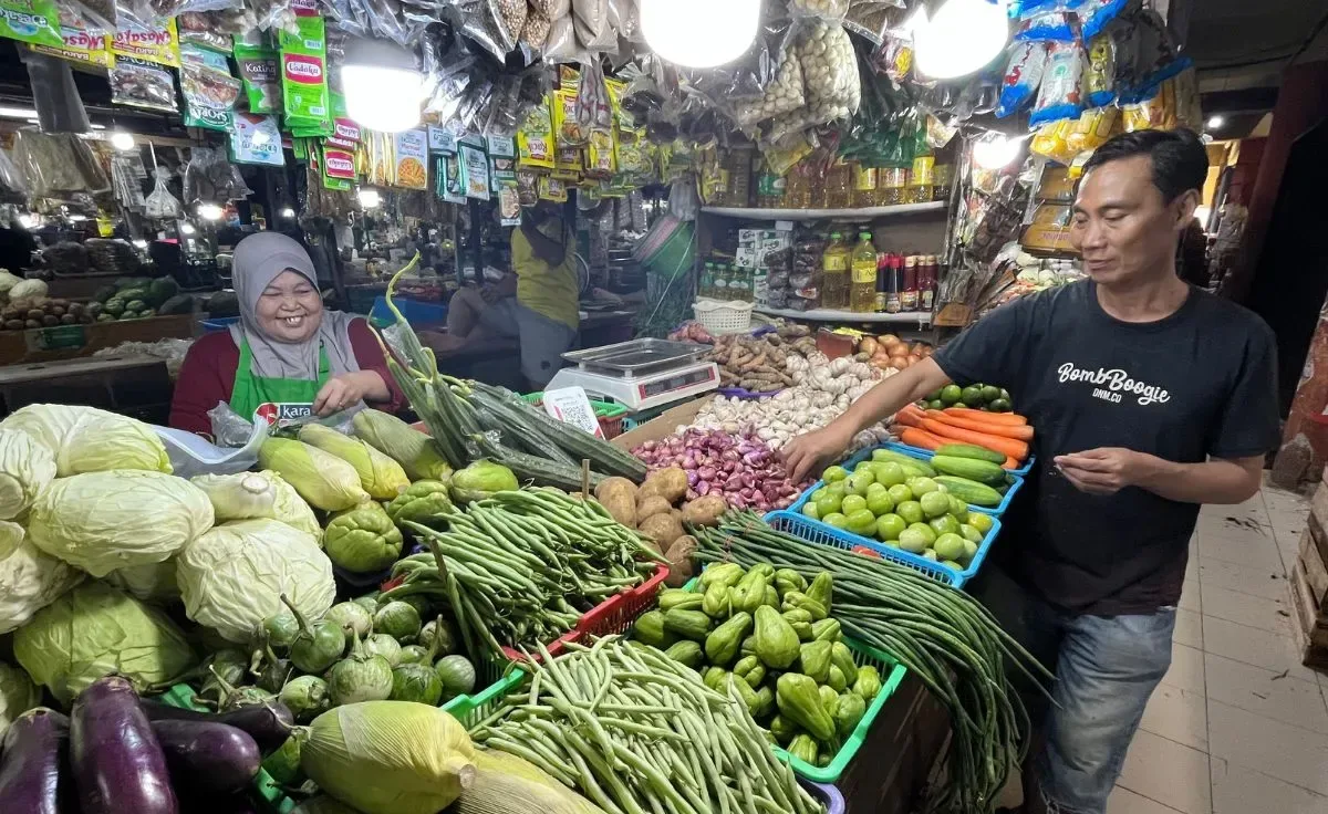 harga ayam naik, pasar tradisional, pedagang ayam, stok ayam langka, harga kebutuhan pokok