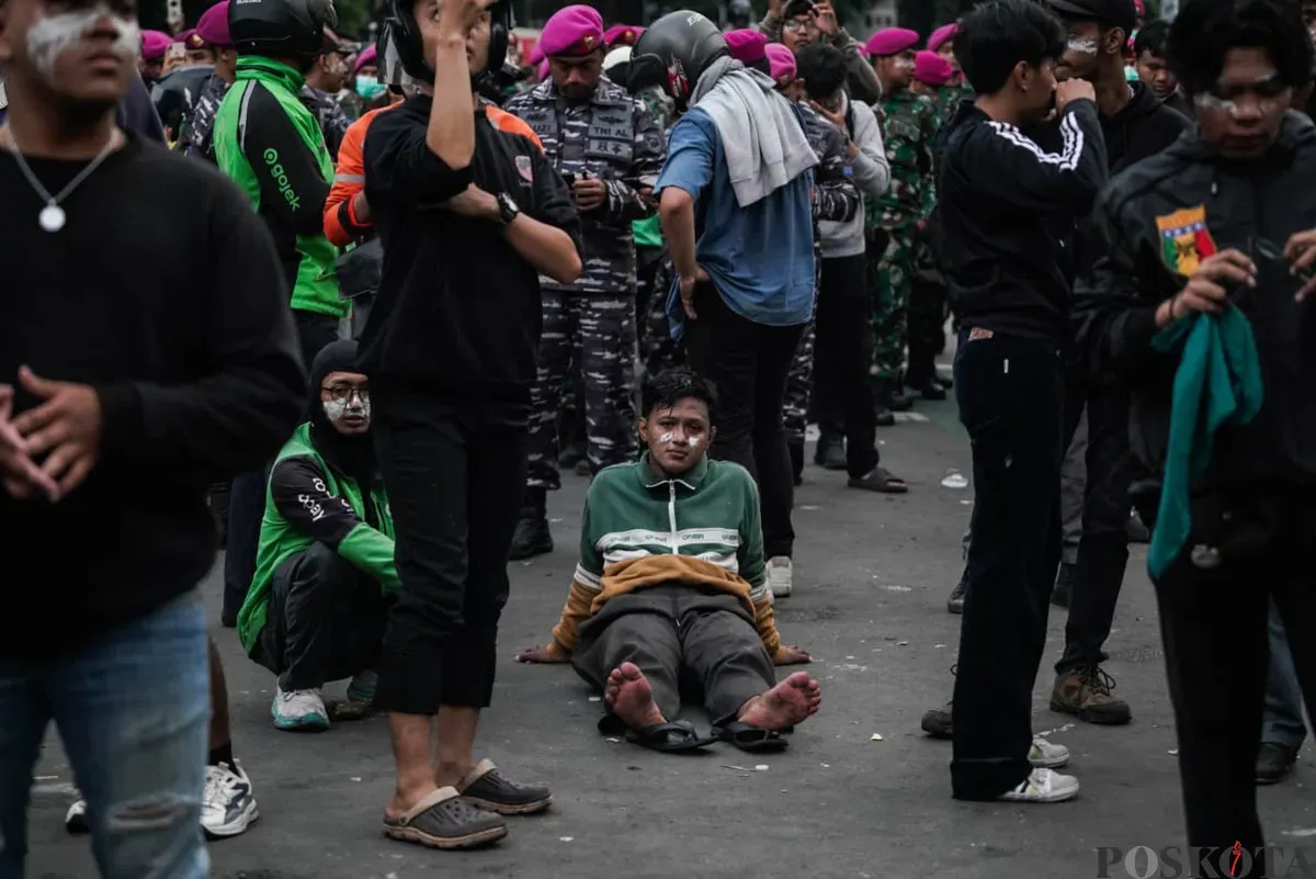 kerusuhan nasional, amuk massa, kesombongan kekuasaan, kesenjangan sosial, demo ojol, Affan Kurniawan, tunjangan DPR, penjarahan pejabat