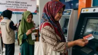 FotoJet-1-1891315460 bansos, bantuan, blt, BPNT, cair, cara, cek, desil, DTKS, jadwal, Kemensos, kesra, KPM, ktp, nik, Pangan, Penerima, PKH, Tanda, tunai