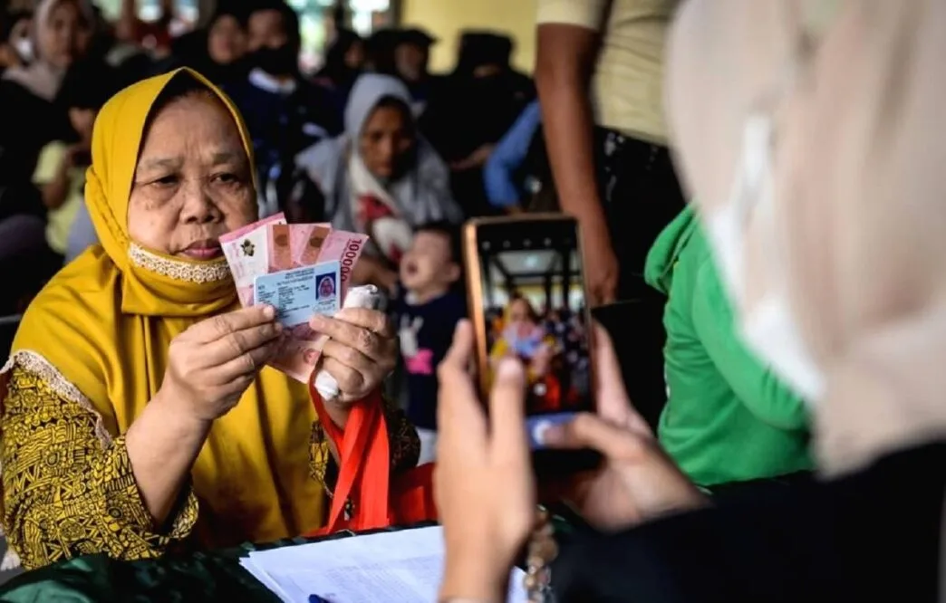 BOKS-BANSOS-4251982171 bansos, bantuan, blt, BPNT, cair, cara, cek, desil, DTKS, jadwal, Kemensos, kesra, KPM, ktp, nik, Pangan, Penerima, PKH, Sembako, Tanda, tunai