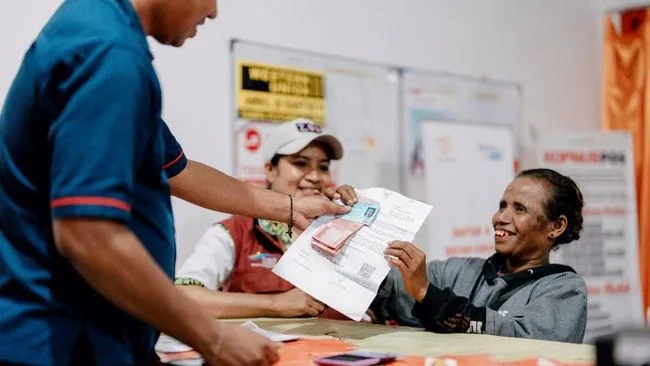 penyaluran-bantuan-sosial-pkh-1771763054122_169 bansos, bantuan, blt, BPNT, cair, cara, cek, desil, DTKS, jadwal, Kemensos, kesra, KPM, ktp, nik, Pangan, Penerima, PKH, Sembako, Tanda, tunai