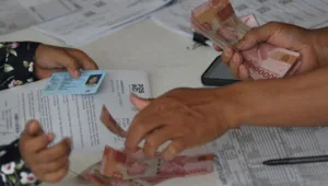 warga-bengkulu-antre-ambil-bantuan-pkh-dan-bpnt-1_169 bansos, bantuan, blt, BPNT, cair, cara, cek, desil, DTKS, jadwal, Kemensos, kesra, KPM, ktp, nik, Pangan, Penerima, PKH, Sembako, Tanda, tunai