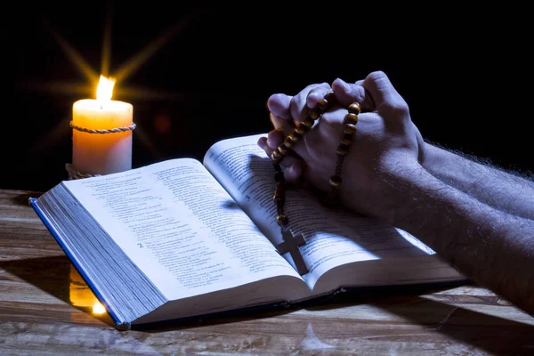 depositphotos_216258798-stock-photo-holy-bible-rosary-glow-background bacaan, ekaristi, Harian, homili, injil, Katolik, misa, Perayaan, renungan