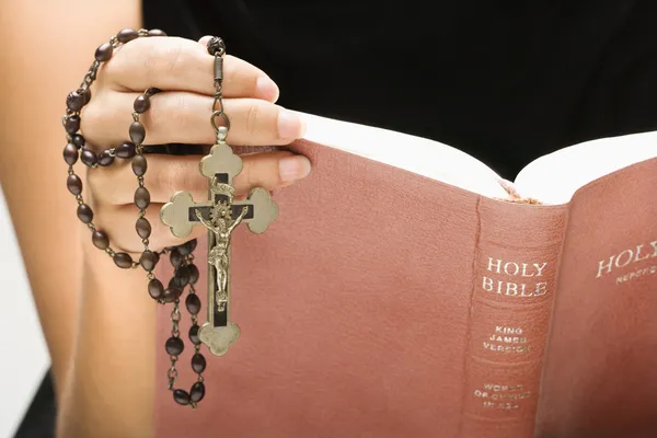 depositphotos_9309852-stock-photo-woman-reading-bible bacaan, ekaristi, Harian, homili, injil, Katolik, misa, Perayaan, renungan