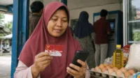 warga-di-warung-kecil bansos, bantuan, blt, BPNT, cair, cara, cek, desil, DTKS, jadwal, Kemensos, kesra, KPM, ktp, nik, Pangan, Penerima, Perlinsos, PKH, Sembako, Tanda, tunai